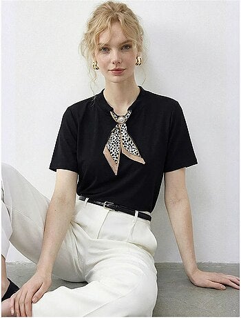 T-shirt basic à col rond avec détail accessoire lucci