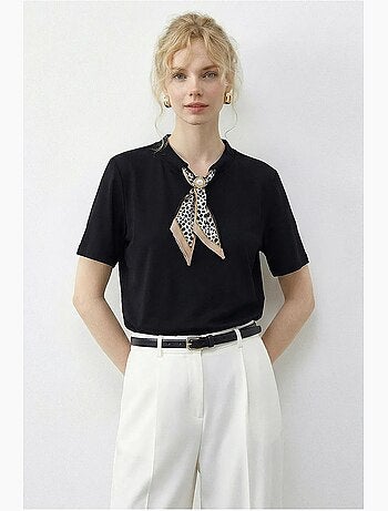 T-shirt basic à col rond avec détail accessoire lucci