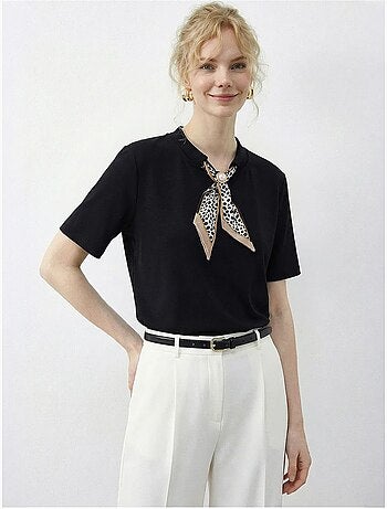 T-shirt basic à col rond avec détail accessoire lucci