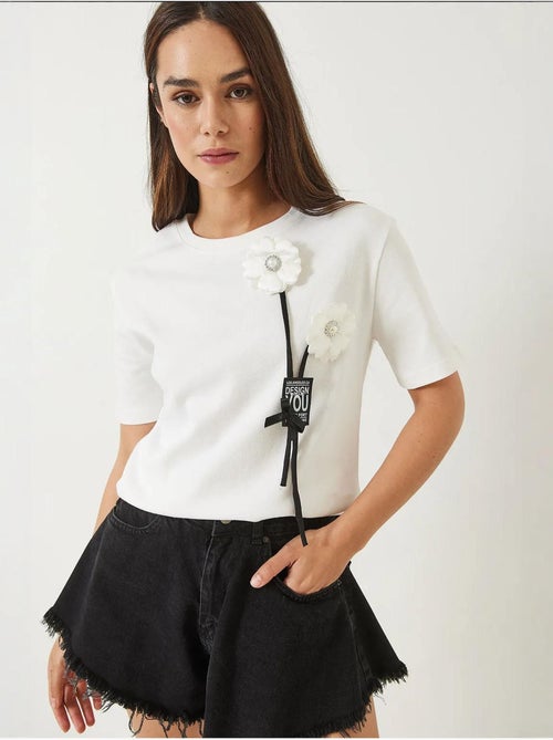 T-shirt bianco avec accessoire floral et emblème lucci - Kiabi T-shirt bianco avec accessoire floral et emblème lucci - Kiabi