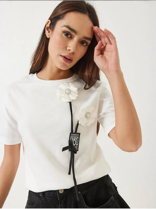 T-shirt bianco avec accessoire floral et emblème lucci - Kiabi T-shirt bianco avec accessoire floral et emblème lucci - Kiabi