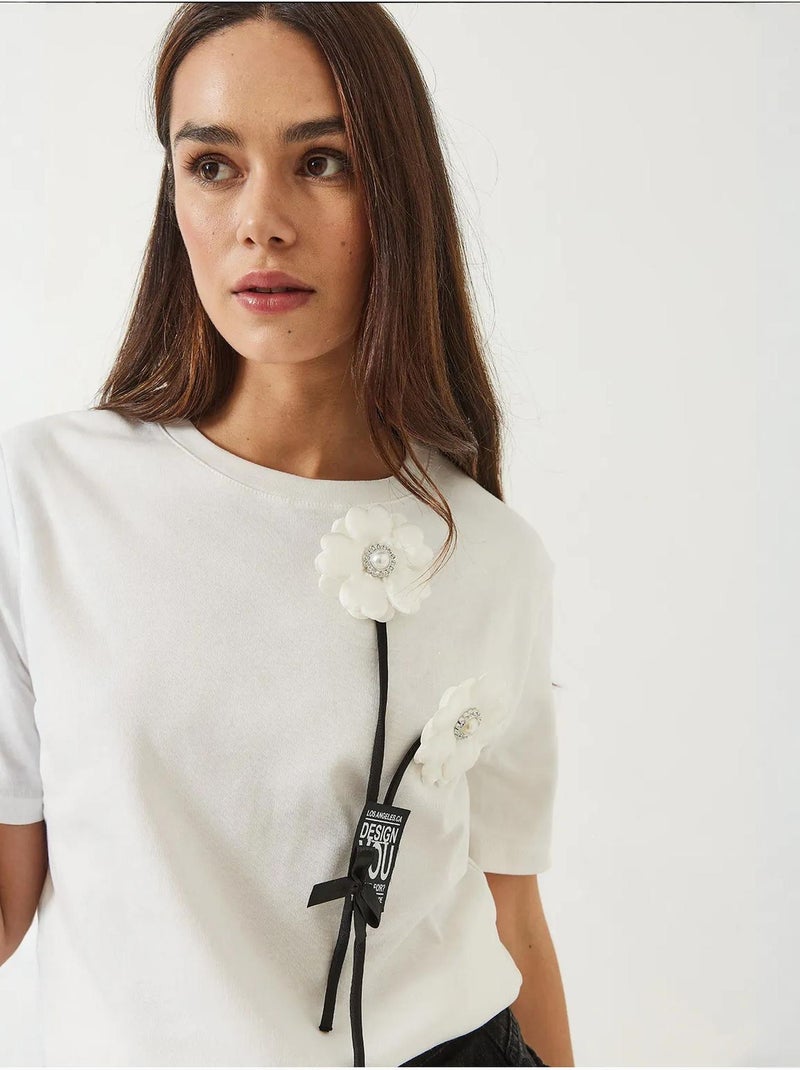 T-shirt bianco avec accessoire floral et emblème lucci Blanc - Kiabi