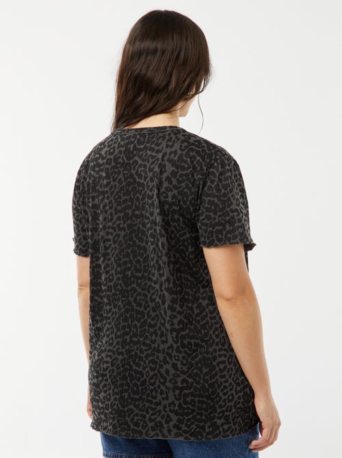 T-shirt 'Carmakoma' avec un imprimé et un motif léopard - Kiabi T-shirt 'Carmakoma' avec un imprimé et un motif léopard - Kiabi