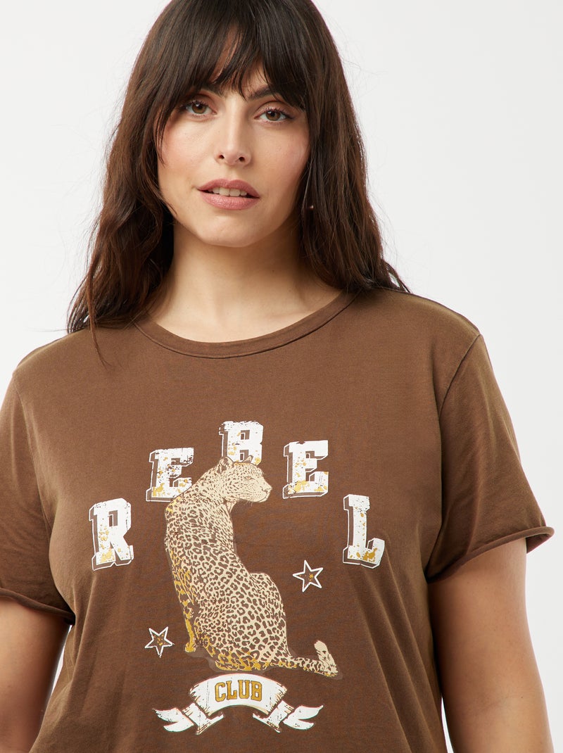 T-shirt 'Carmakoma' avec un 'léopard' imprimé marron - Kiabi