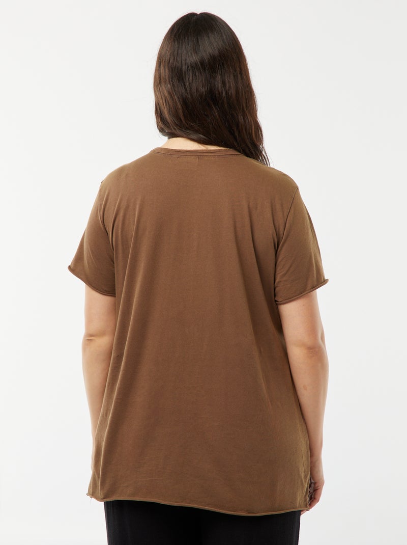 T-shirt 'Carmakoma' avec un 'léopard' imprimé marron - Kiabi