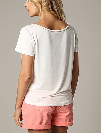 T-shirt col en V avec liseré brillant 'Deeluxe'