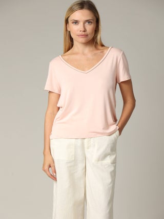 T-shirt col en V avec liseré brillant  'Deeluxe'