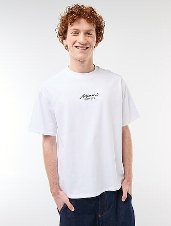 T-shirt col rond avec broderie contrastante