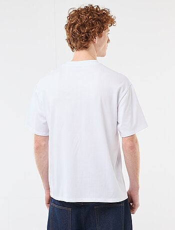 T-shirt col rond avec broderie contrastante