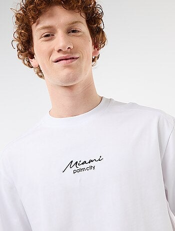 T-shirt col rond avec broderie contrastante