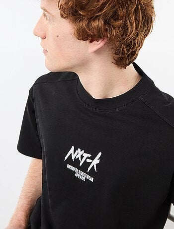 T-shirt col rond avec broderie contrastante