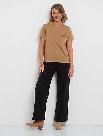 T-shirt col rond coeur brodé poitrine