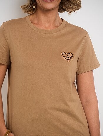 T-shirt col rond coeur brodé poitrine