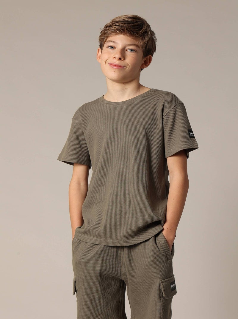 T-shirt col rond gaufré à manches courtes avec impression sur la manche 'Deeluxe' Kaki - Kiabi