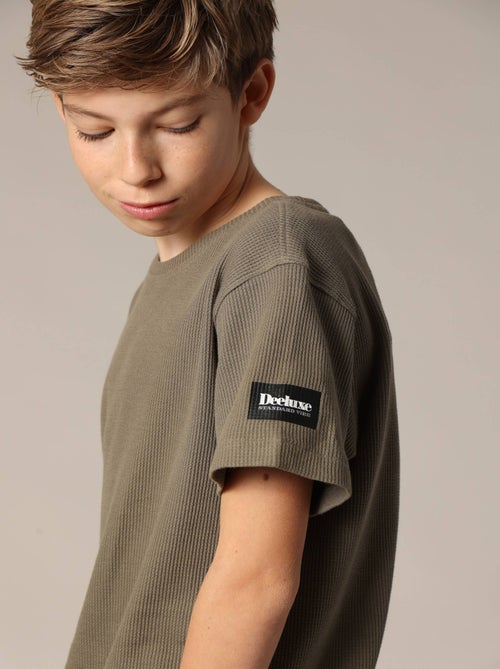 T-shirt col rond gaufré à manches courtes avec impression sur la manche 'Deeluxe' - Kiabi