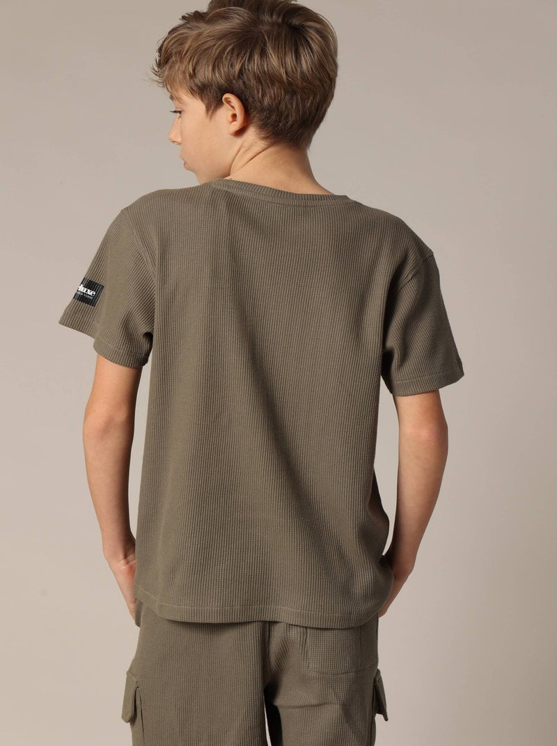T-shirt col rond gaufré à manches courtes avec impression sur la manche 'Deeluxe' Kaki - Kiabi