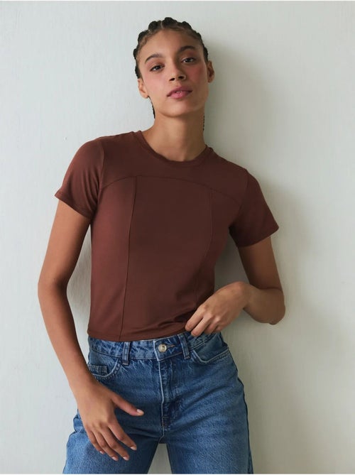 T-shirt col rond, manches courtes, coupe slim en modal penti - Kiabi T-shirt col rond, manches courtes, coupe slim en modal penti - Kiabi