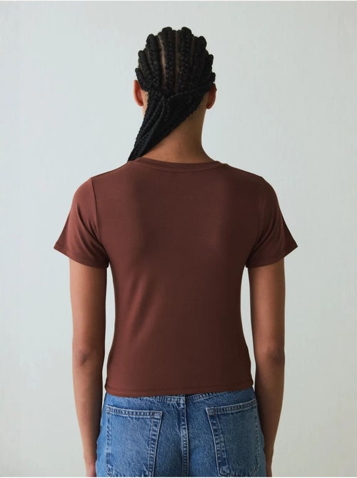 T-shirt col rond, manches courtes, coupe slim en modal penti - Kiabi T-shirt col rond, manches courtes, coupe slim en modal penti - Kiabi