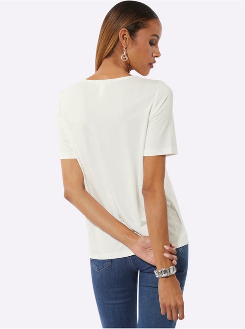 T shirt col rond manches courtes viscose ecovero et pierres brillantes - Taille standard - Helline - Kiabi T shirt col rond manches courtes viscose ecovero et pierres brillantes - Taille standard - Helline - Kiabi