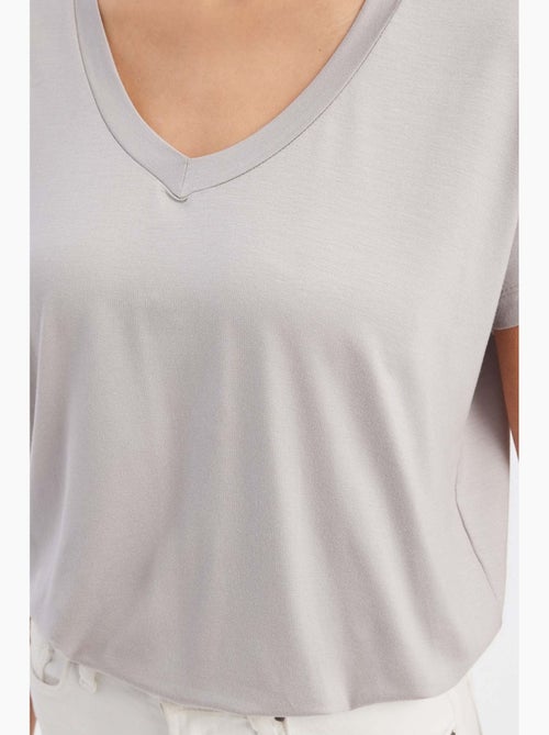T-shirt col v à manches courtes, coupe décontractée hiccup - Kiabi T-shirt col v à manches courtes, coupe décontractée hiccup - Kiabi