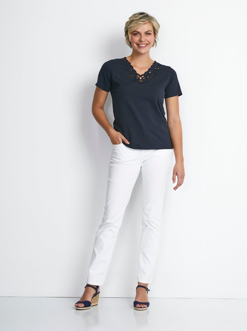 T-shirt col V ajouré brodé Bleu marine - Kiabi