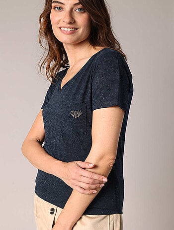 T-shirt col V avec cœur brodé. 'Deeluxe'