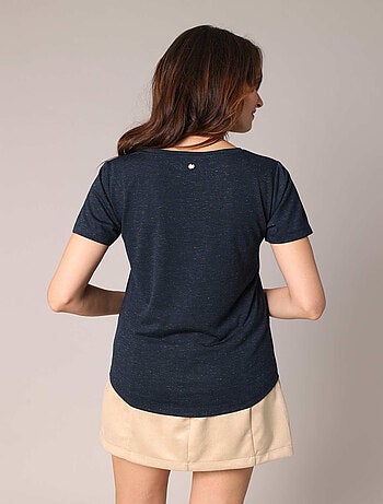 T-shirt col V avec cœur brodé. 'Deeluxe'