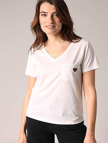 T-shirt col V avec cœur brodé. 'Deeluxe'