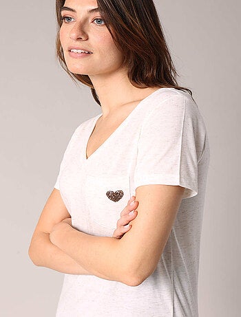 T-shirt col V avec cœur brodé. 'Deeluxe'