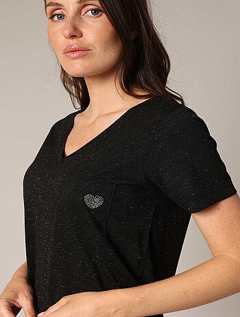 T-shirt col V avec cœur brodé. 'Deeluxe'