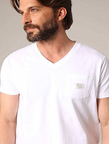 T-shirt col V avec poche plaquée sur la poitrine et étiquette brodée. 'Deeluxe'