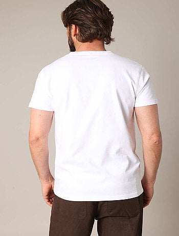 T-shirt col V avec poche plaquée sur la poitrine et étiquette brodée. 'Deeluxe'