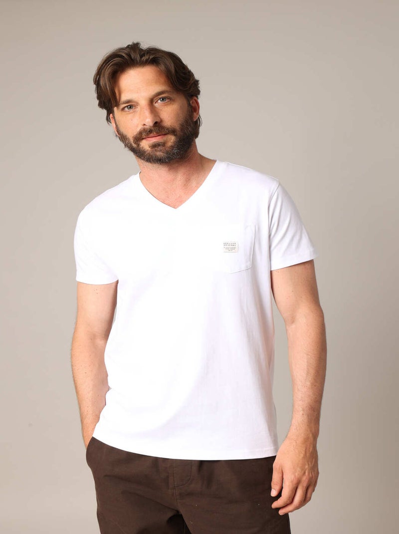 T-shirt col V avec poche plaquée sur la poitrine et étiquette brodée. 'Deeluxe' Blanc - Kiabi