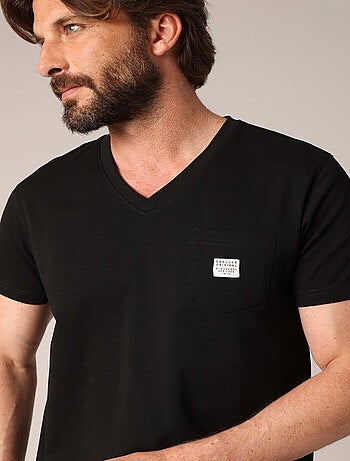 T-shirt col V avec poche plaquée sur la poitrine et étiquette brodée. 'Deeluxe'
