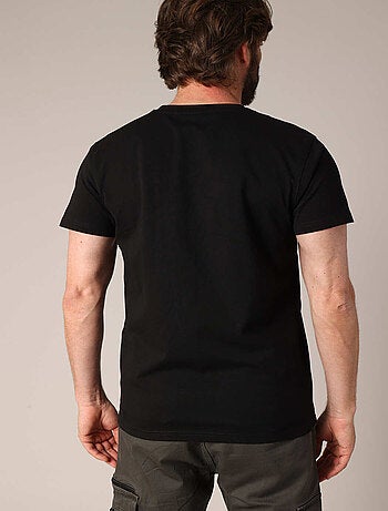 T-shirt col V avec poche plaquée sur la poitrine et étiquette brodée. 'Deeluxe'