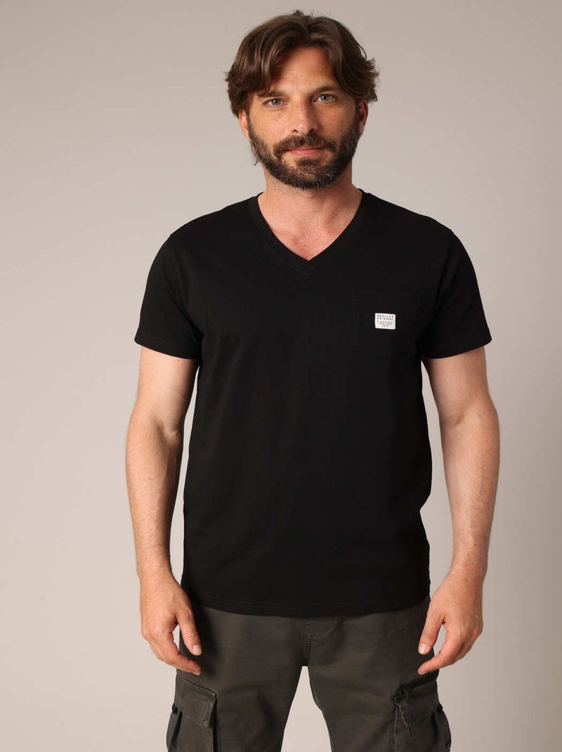 T-shirt col V avec poche plaquée sur la poitrine et étiquette brodée. 'Deeluxe' Noir - Kiabi