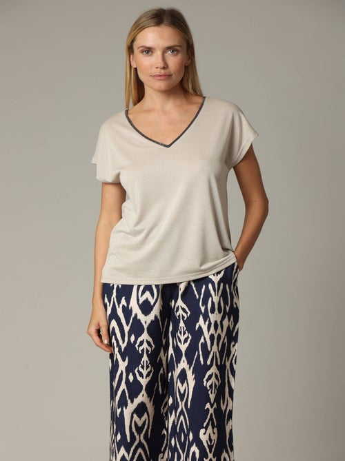 T-shirt col V légèrement loose en tissu irisé avec liseré contrasté sur l'encolure 'Deeluxe' - Kiabi