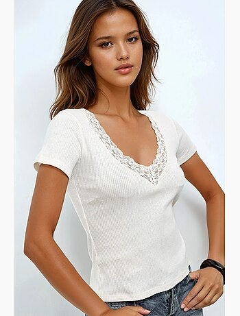 T-shirt col v manches courtes détail dentelle busem
