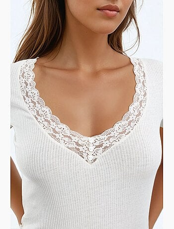 T-shirt col v manches courtes détail dentelle busem