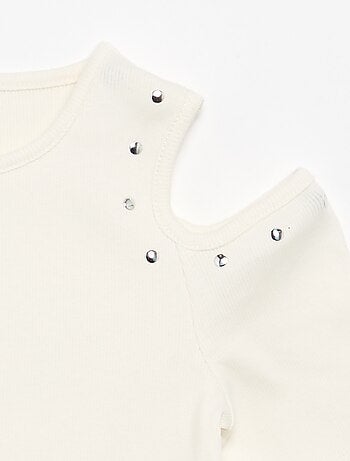 T-shirt côtelé avec clous et épaules nues