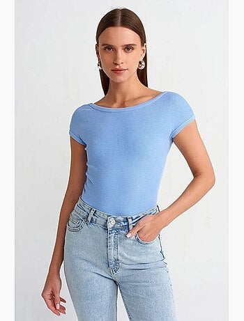 T-shirt court femme à col carré et découpe dilvin