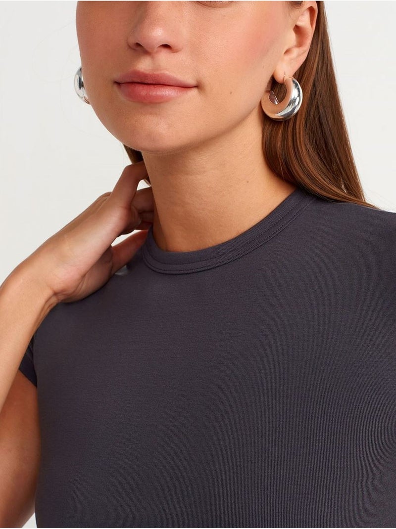 T-shirt court femme, coupe ajustée, col rond dilvin Gris Noir - Kiabi