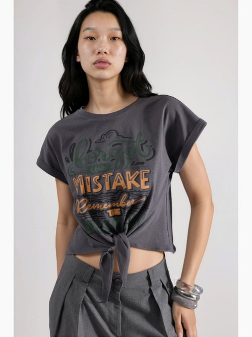 T-shirt court imprimé avec détail de bordure hiccup - Kiabi T-shirt court imprimé avec détail de bordure hiccup - Kiabi