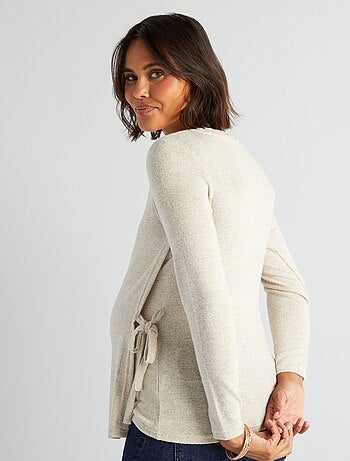 Vêtements De Maternité. Femme Enceinte En Laine Cardigan Regardant Le  Ventre Sur Fond Beige. Vêtements Mode Grossesse. Maternelle Photo stock -  Image du bouclé, santé: 259701516