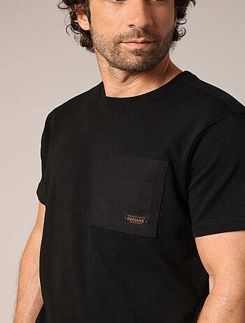 T-shirt décontracté avec poche poitrine contrastée 'Deeluxe'