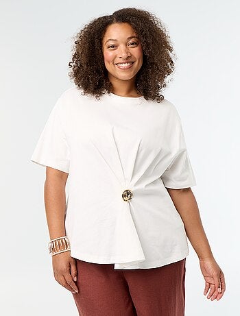 T-shirt drapé avec bijou doré façon broche