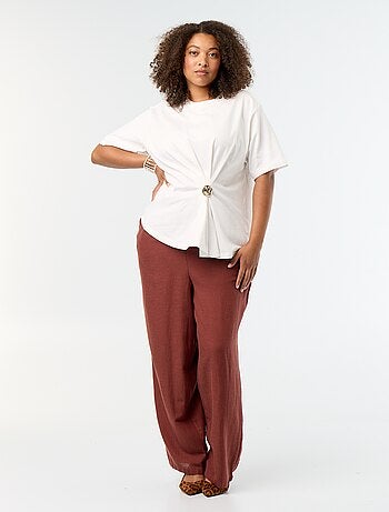 T-shirt drapé avec bijou doré façon broche