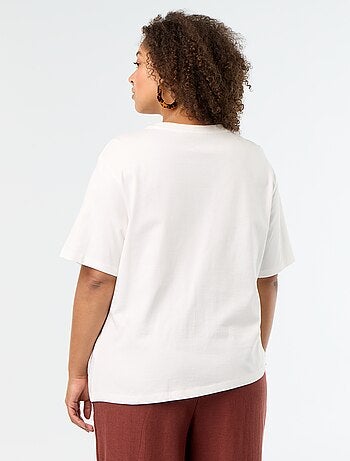 T-shirt drapé avec bijou doré façon broche