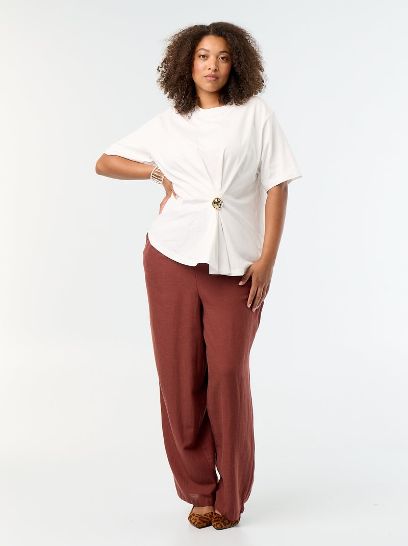 T-shirt drapé avec bijou doré façon broche Blanc - Kiabi