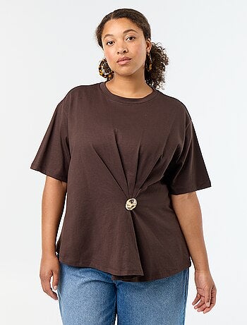 T-shirt drapé avec bijou doré façon broche